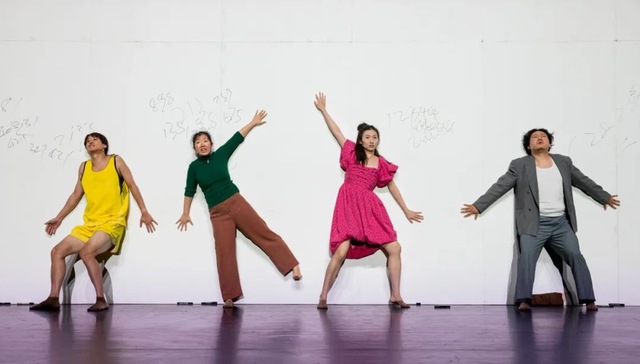 人们从主宰世界的狂喜中醒来，陷入被数字科技剥削的想象中 | 7月沪京好戏推荐