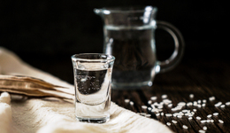 从A股“不死鸟”到贵酒局，岩石股份的白酒梦