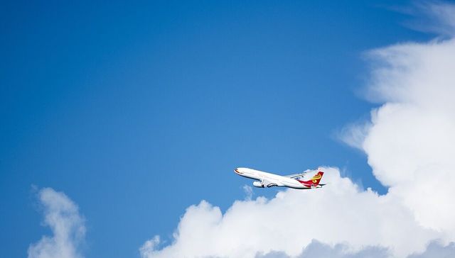 海航系多家航司已启动转型，餐食及行李试点恢复，票价涨了吗？