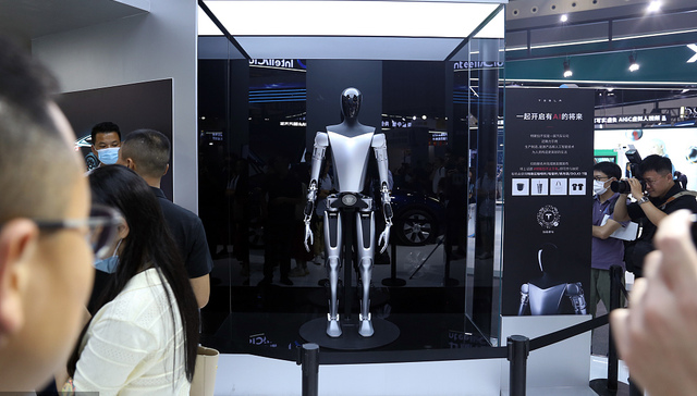 大模型带来新机遇，但行业还在等待机器人的奇点时刻 | WAIC观察