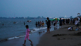 40度高温，暑假游为什么还人山人海？