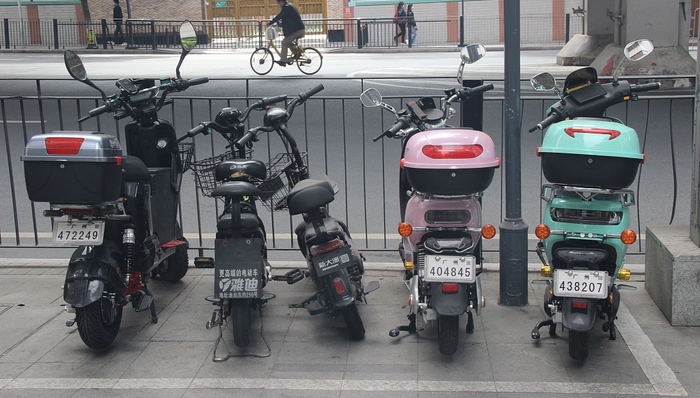 电动轮椅竟成街头代步车，广州电动自行车限行方案今日听证