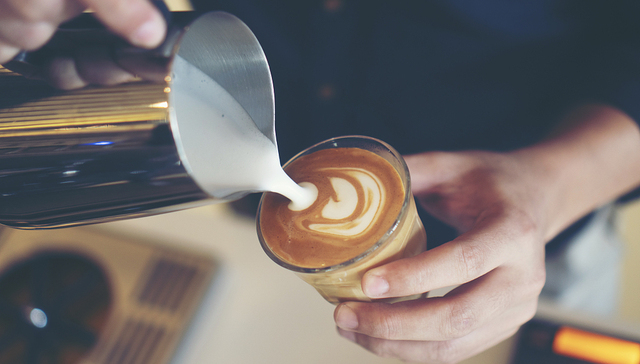 小品牌建立起的厚乳市场，蒙牛伊利开始入场收割