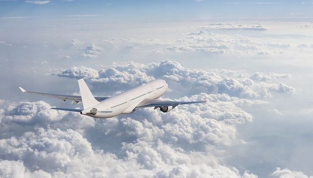 国航CA1524航班严重颠簸、乘客和空姐撞到天花板受伤，业内人士呼吁系好安全带