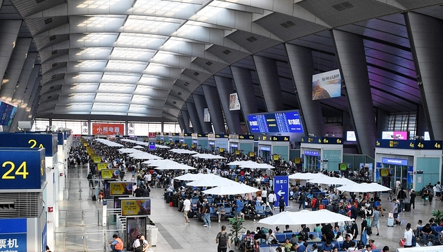 遮阳伞、增风机、冰块，火车站多手段为旅客降温