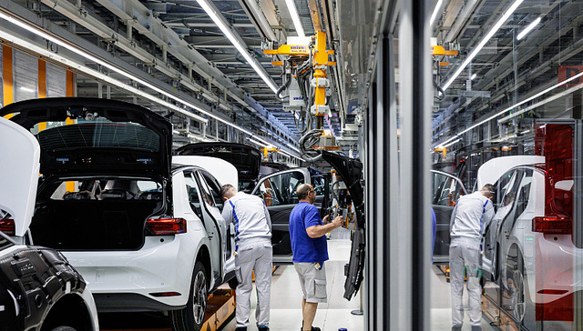 A股汽车板块持续上扬，多家机构看好下半年车市发展