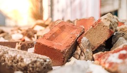 法治面 | 28歲女子在長(zhǎng)春夜市被天降磚頭砸中身亡，法律如何定性？