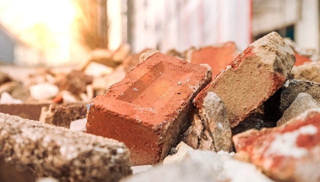 法治面 | 28岁女子在长春夜市被天降砖头砸中身亡，法律如何定性？