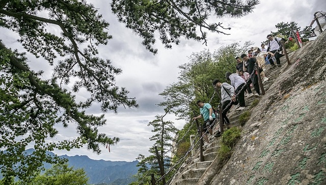 游客踩空坠落后华山云梯暂时关闭，山岳型景区如何做好安全防范？