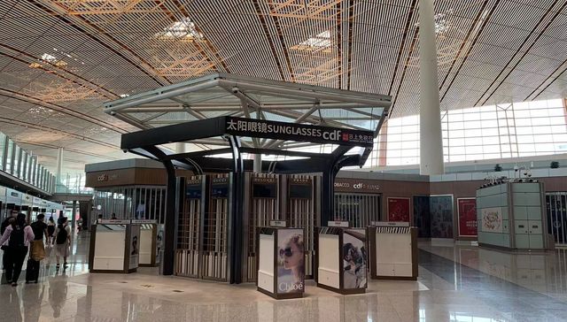 大量店铺未开、货架品类不全，机场免税店仍困在“寒冬”