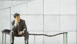 人到中年，难逃尴尬