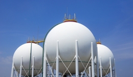 上半年扣非凈利轉虧，剝離油品子公司后營收大降六成，廣西能源在下什么棋？