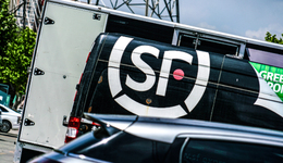 顺丰“骑虎难下”