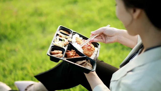 白领,打工人,盒饭午餐,消费习惯,社交媒体,流量,