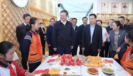 為了這件大事，陳吉寧率上海市代表團(tuán)深入西藏日喀則察看對口支援項(xiàng)目落實(shí)，與農(nóng)戶親切交流