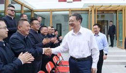 上海市代表團(tuán)赴西藏日喀則學(xué)習(xí)考察，陳吉寧與王君正等座談，并看望慰問援藏干部人才