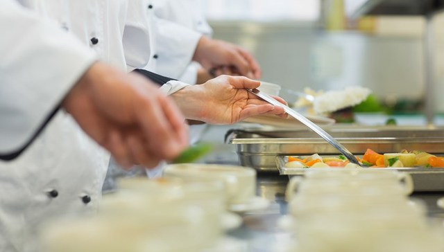 广州增城通报食堂饭菜异物检测情况：高度可能为鸭眼球巩膜结构