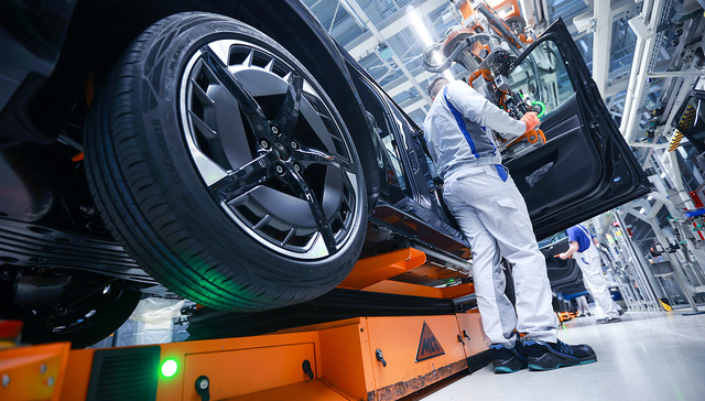 采埃孚CEO：电动汽车制造商更追求速度，为技术尽快上车可以包容漏洞