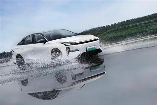 闪电快讯 | 比亚迪秦PLUS DM-i将迎新对手 吉利银河L6最高时速达247公里