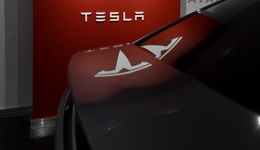 马斯克过万亿市值门槛而不入