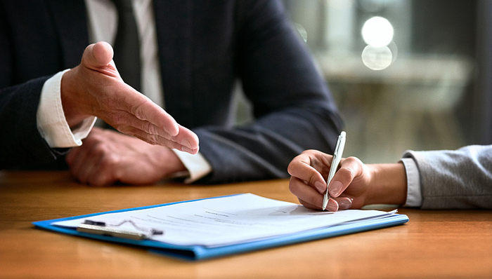 3.5%预定利率寿险即将告别舞台！重疾险涨价与否说法不一，分红险能否“接棒”？