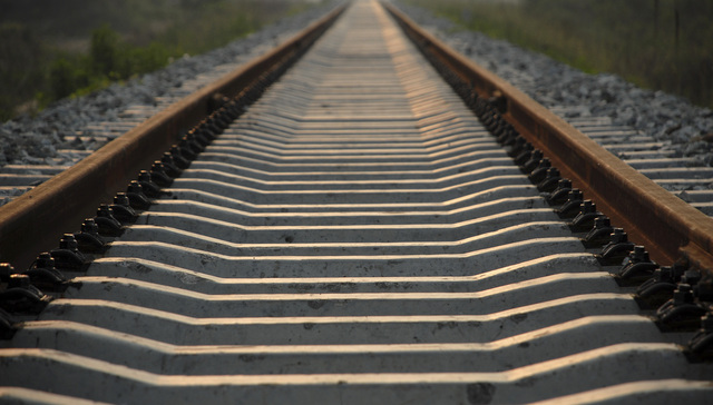 地方新闻精选 | 官方调查莱荣高铁被举报偷工减料事件 鄱阳湖面积20天缩水1070平方公里