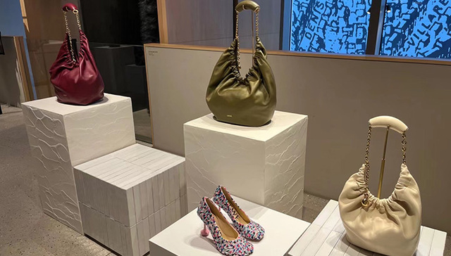 LOEWE阐述还原主义，PRADA以无花果勾勒活力盛夏 | 是日美好事物