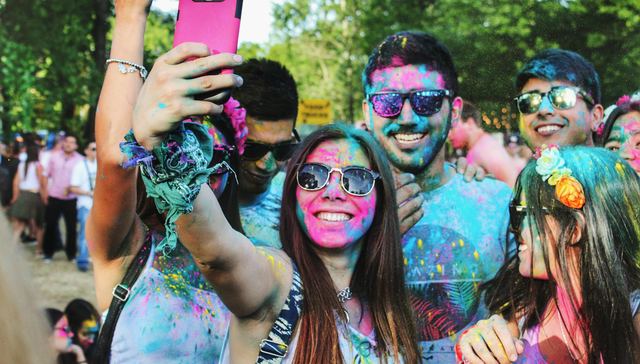 服务器被挤爆的妙鸭相机，戳中了谁的心巴？