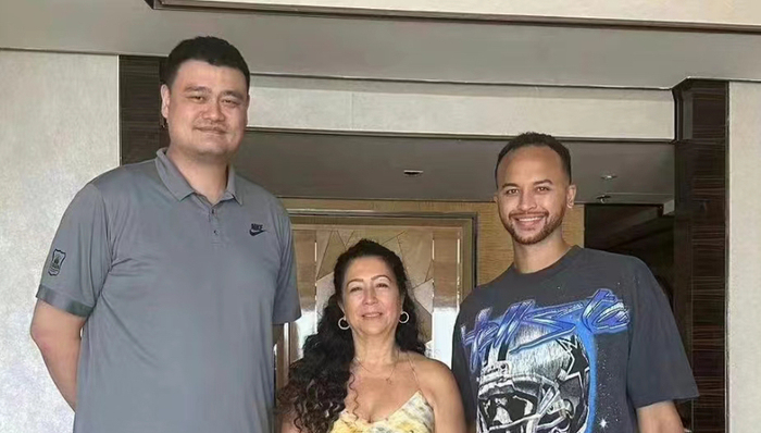 李凯尔正式入籍中国，与姚明见面、将和中国男篮汇合