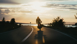 当代年轻人装酷新方式：一起去骑“野摩托”