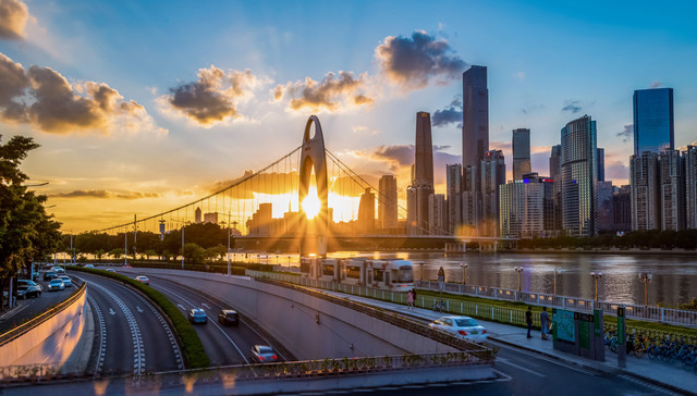 广州上半年第三产业突破万亿，带动GDP增长4.7%