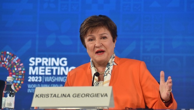 IMF上调今年全球经济增速预期，料中国将扩张5.2%