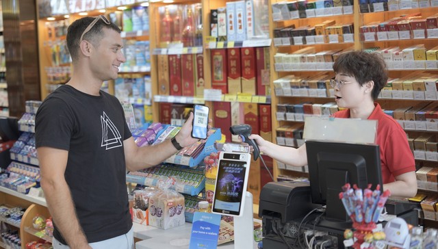 喜迎大运会：3300家红旗连锁、12个成都地标都推荐老外用支付宝