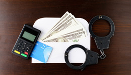 “獵狐”十年，上海警方累計追回境外逃犯近千人、追繳贓款近百億元