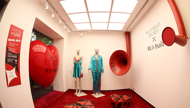 维秘呈现首个中国设计师联名系列，Lois探索丹宁材质 | 是日美好事物