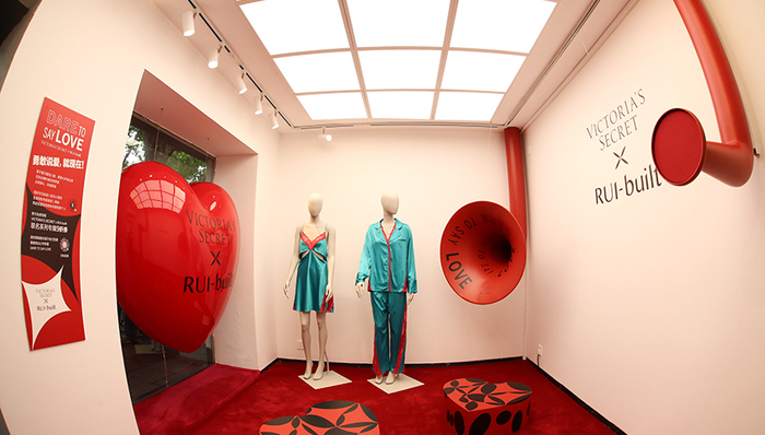 维秘呈现首个中国设计师联名系列，Lois探索丹宁材质 | 是日美好事物