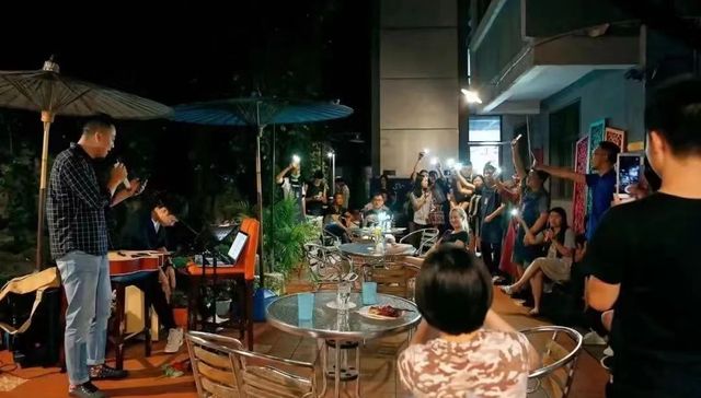 住在青旅的中年人