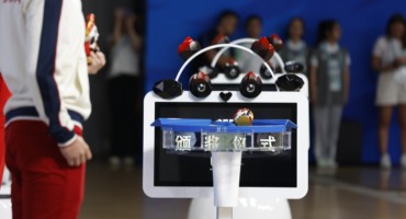 “颁奖礼仪”机器人亮相成都大运会