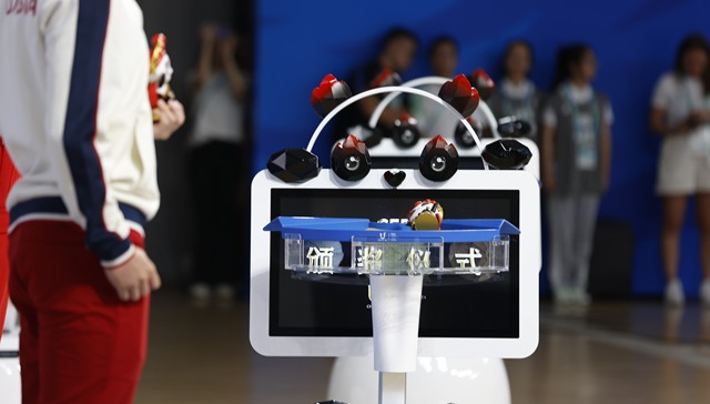 机器人,蓉宝,大运会,颁奖嘉宾,人脸识别,避障,奖牌,体外,点位,除颤器