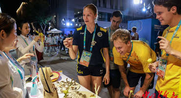 大运村运动员畅游中国风文化集市