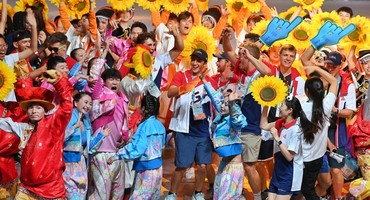 天府融媒看大运丨成都大运村里，运动员联欢会精彩纷呈