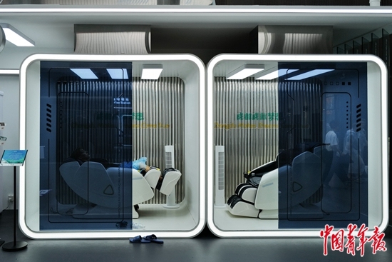 科技,大运会,仿人形机器人,协同办公软件,实验室,科技工作者,发球,科技之光,赛事,蓉宝机器人