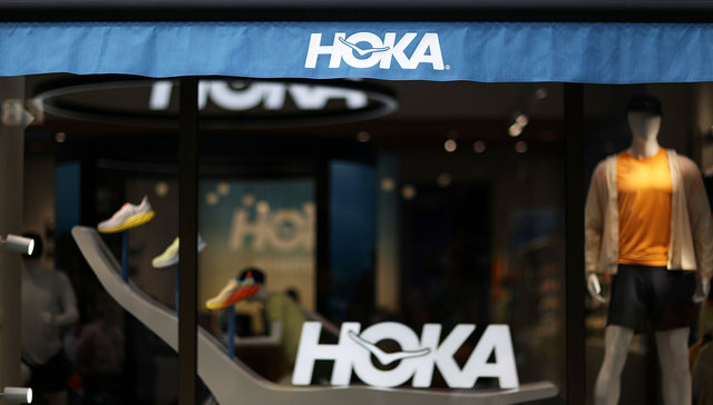 集团内贡献超UGG，HOKA一季度营收涨幅近三成