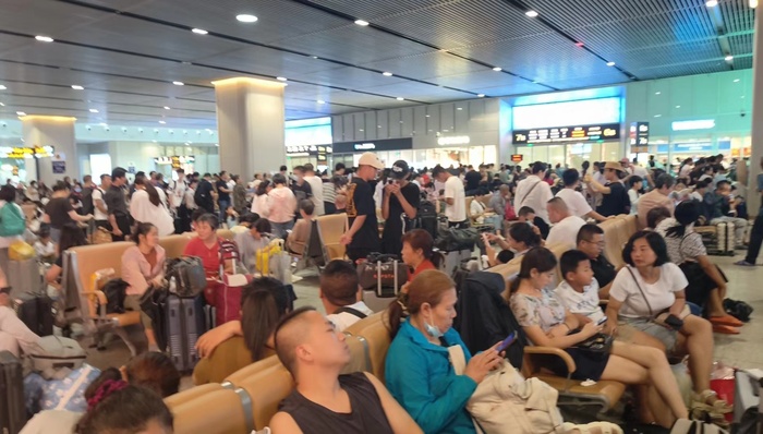 北京暴雨导致高铁站大量乘客滞留，三列火车被困