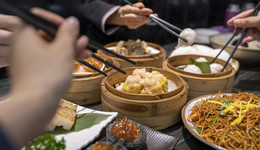 酒店餐飲板塊大漲，金陵飯店、西安飲食漲停，這些預(yù)制菜概念股獲關(guān)注