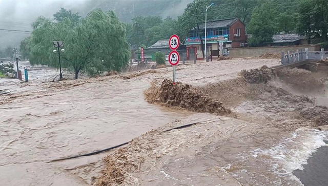 京津冀强降雨 | 门头沟2人遇难，房山居民：大石河洪水很大，有车被冲进河里
