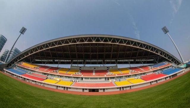 体育中心,跨栏项目,大运会,金牌,世界大学生,赛场,田径项目,场馆设施,训练区,比赛场地