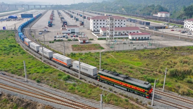 新通道,成绩单,陆海,同比增长,班列,一带一路,果品,新机遇,沿边口岸,运输方式