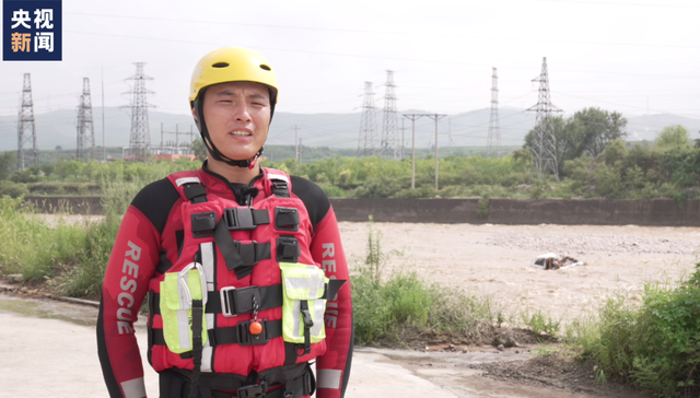 赵亚朋,起吊装置,男子,央视新闻,被困人员,从天而降,救生衣,河道,李浙,消防救援