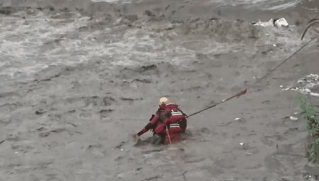 铲车,暴雨,从天而降,洪水,强降雨,被困人员,河道,水峪,铲斗,旅客